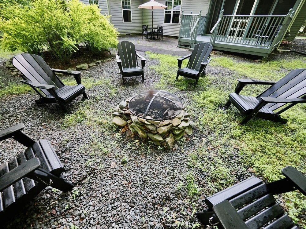 Pocono Lake Getaway Pool, Tennis, Skiing Nearby! 3 Bedroom Home by RedAwning