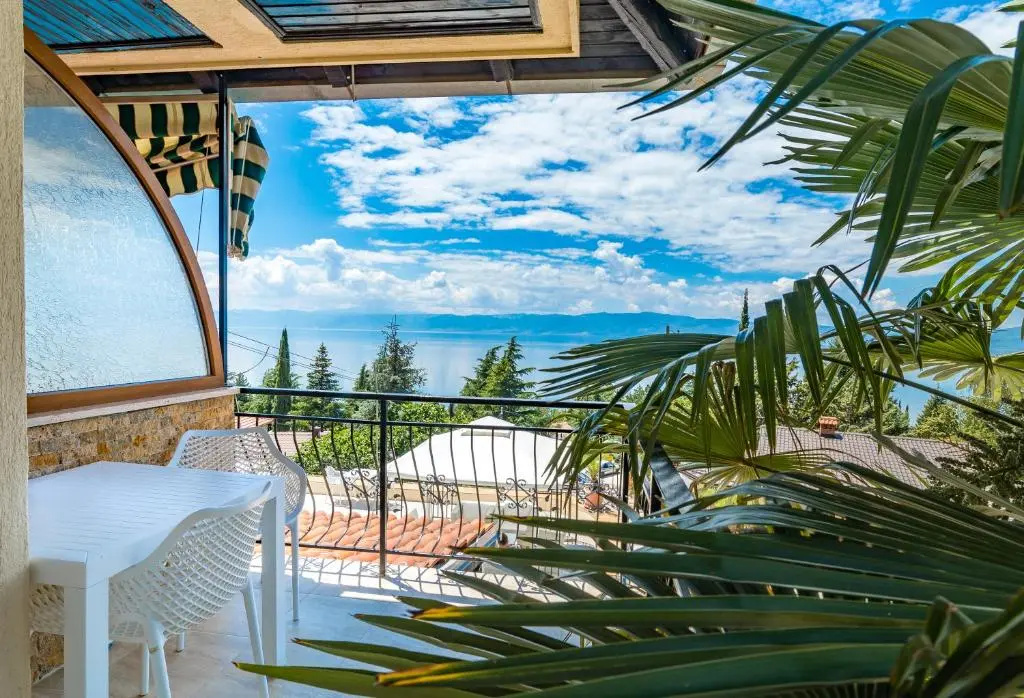Standard Double room with lake view (full double bed)