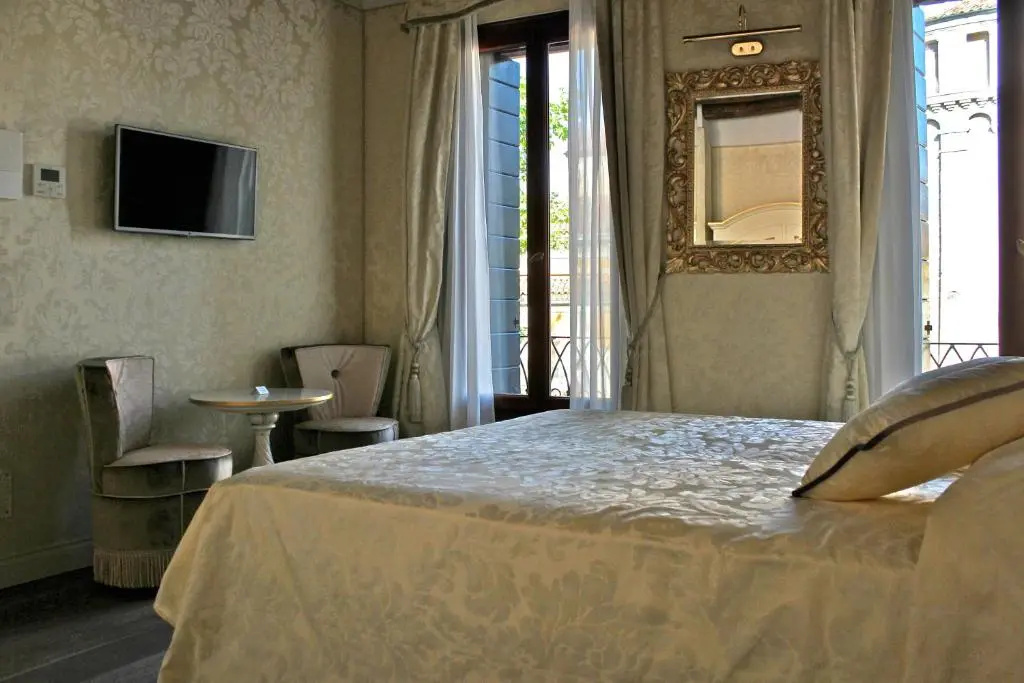 Deluxe Double room with city view (full double bed)