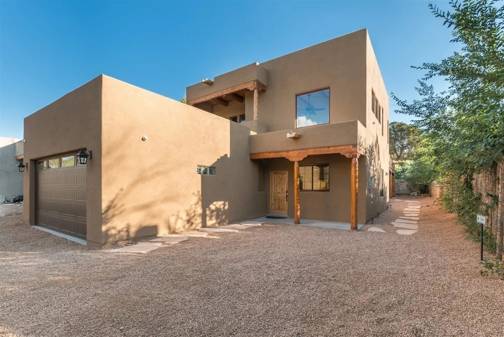 Linda - Stunning Contemporary Home, Walk to The Plaza