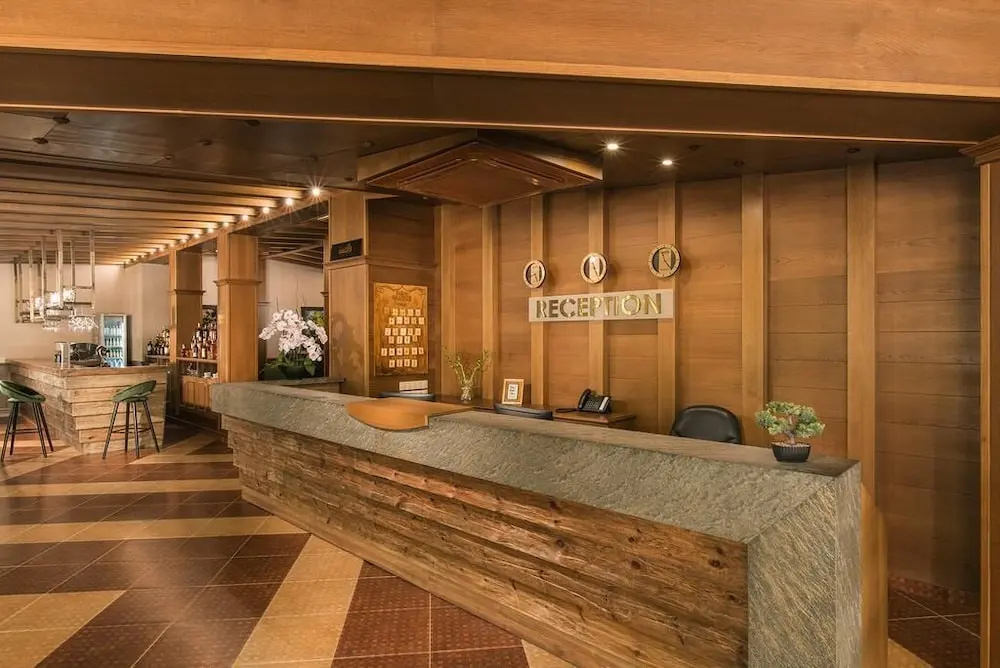 Lobby & Reception