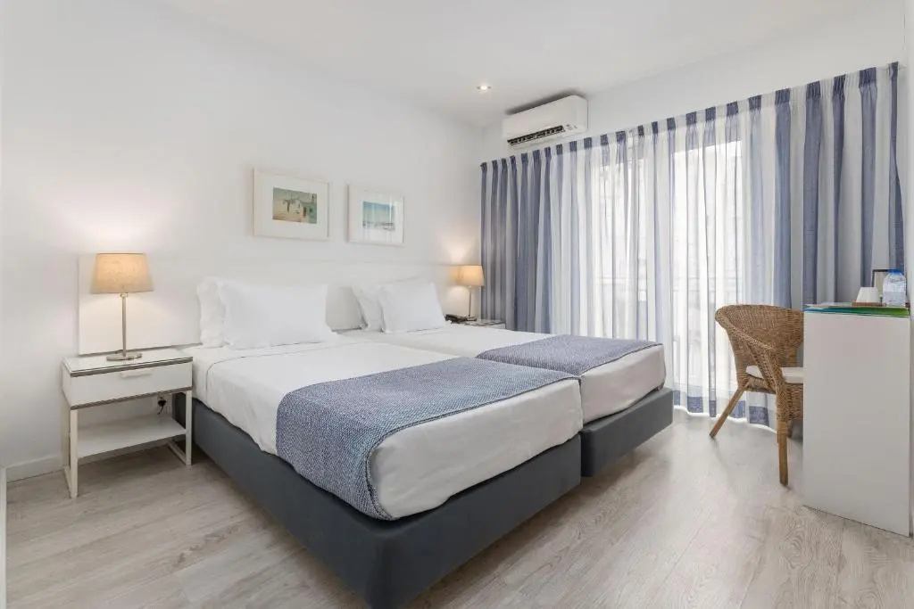 Double room with balcony (full double bed)