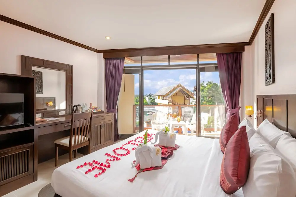 Двухместный номер Deluxe с балконом двуспальная кровать в Club Bamboo Boutique Patong Beach Resort