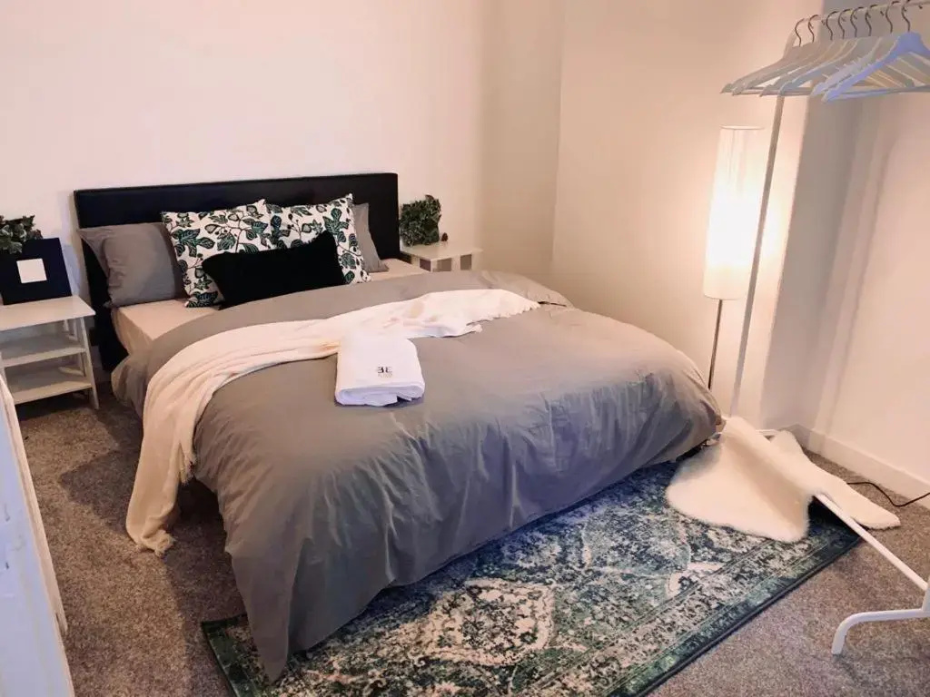 Modern & Luxurious Central Home - Free Parking