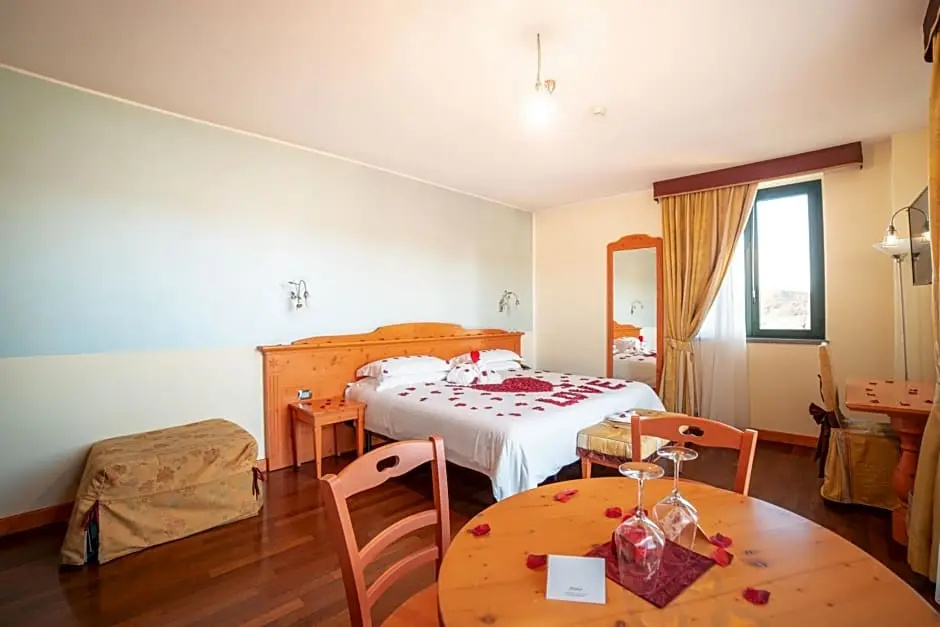 Deluxe Double room (full double bed)
