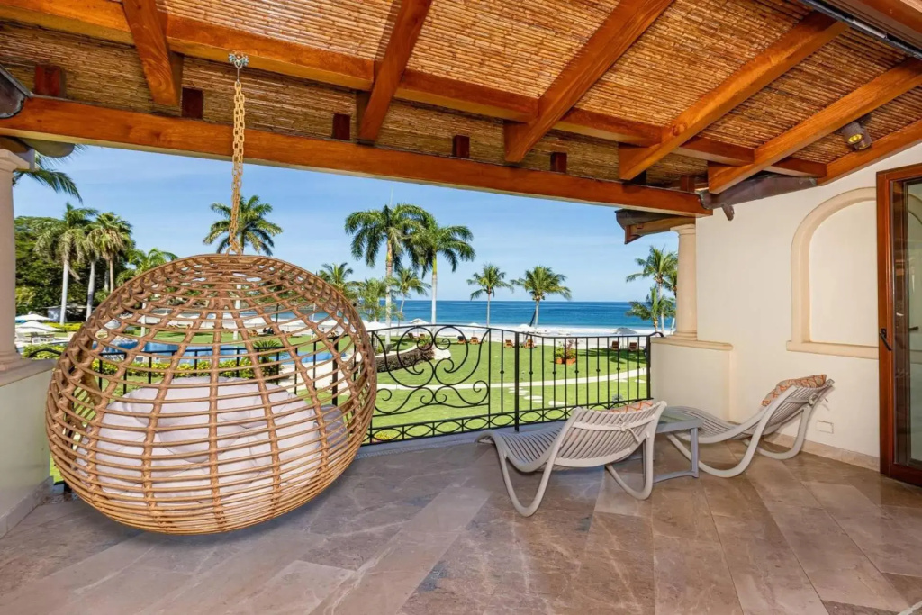 Luxury Ocean Front 2 BR and 2,5 baths for 6 Villa at the Palms Flamingo!
