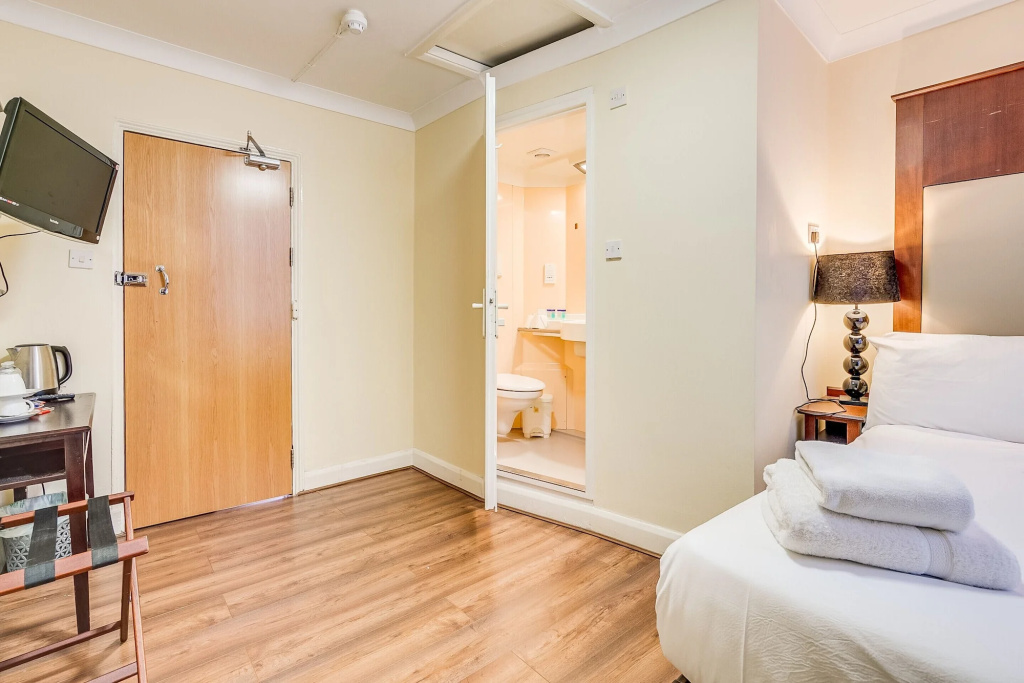 Astoria Hotel - Photo 4