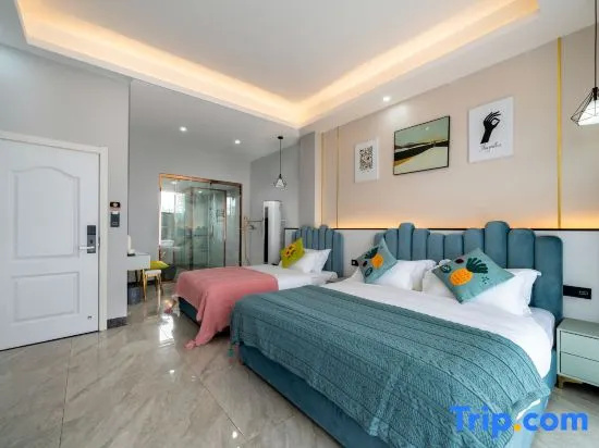 Standard Family room with courtyard view