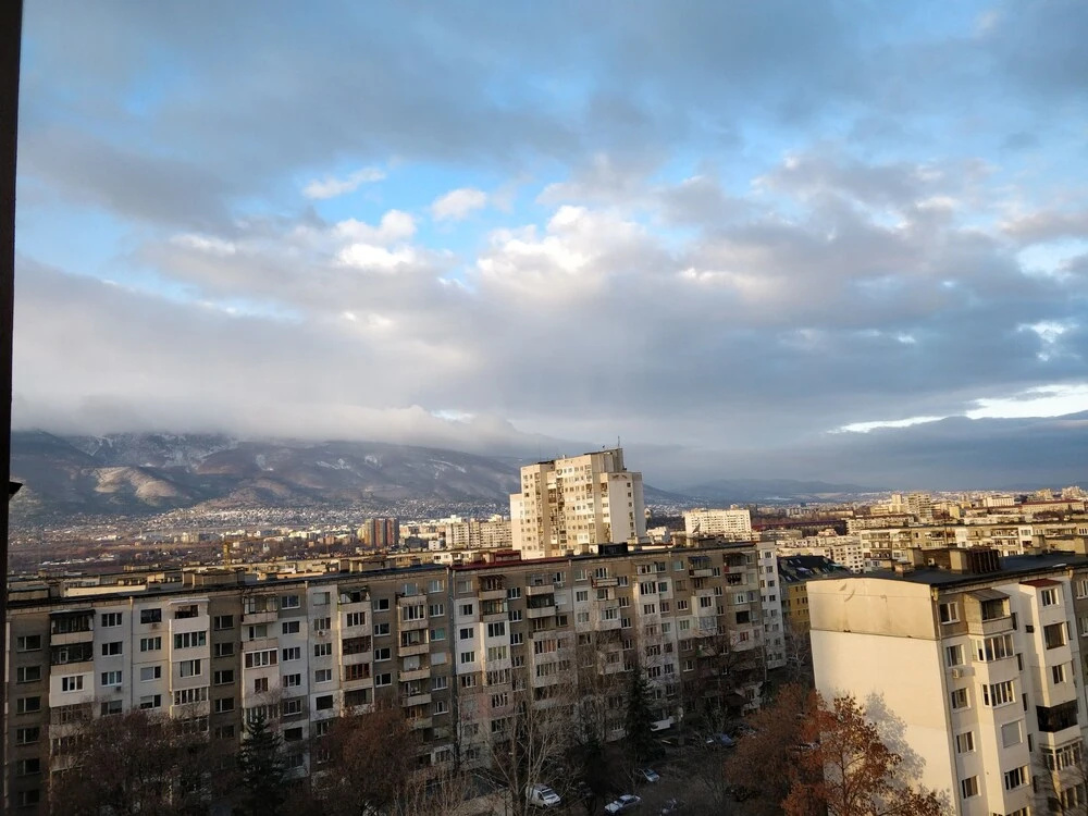 Communivative and Comfortable apt With a Great View to City and Mountains