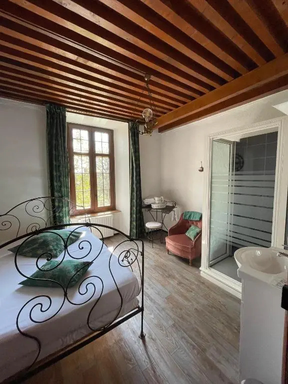 Deluxe Double room (full double bed)