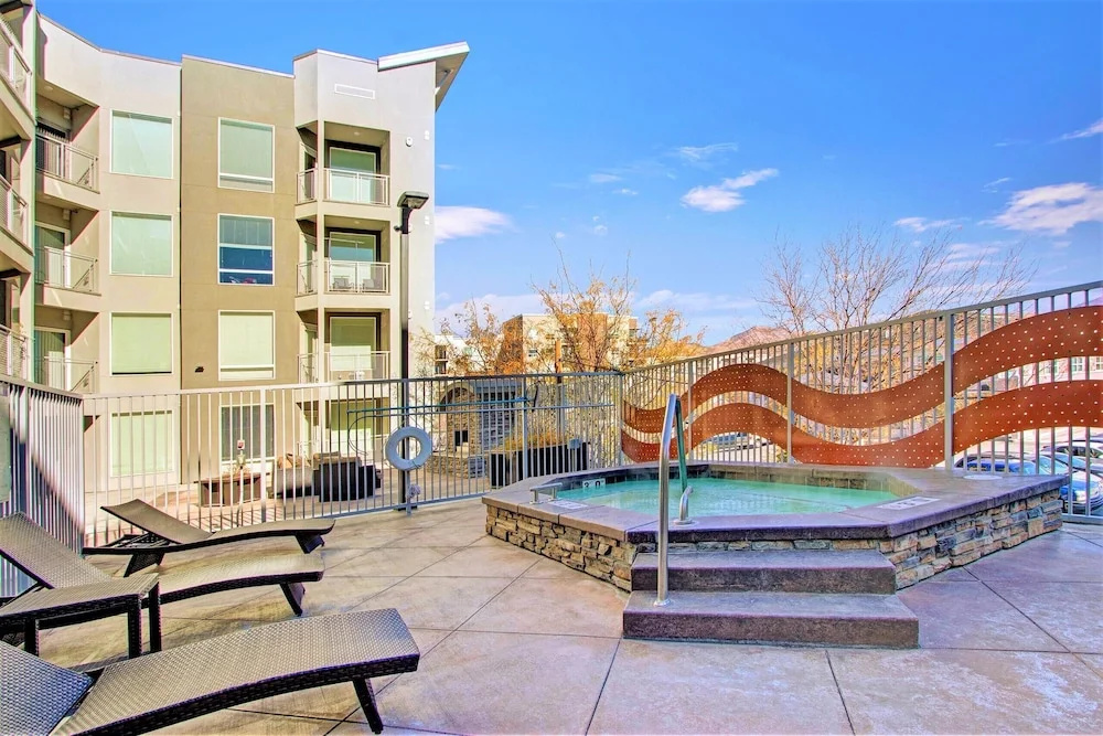 Spacious 2-Bedroom Urban Oasis