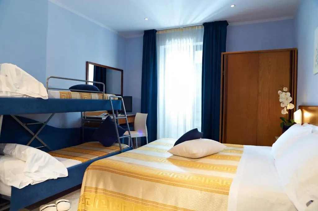 Standard Quadruple room with partial sea view