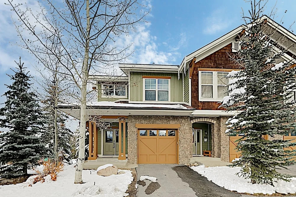Classy W/ Private Hot Tub & Garage 3 Bedroom Condo
