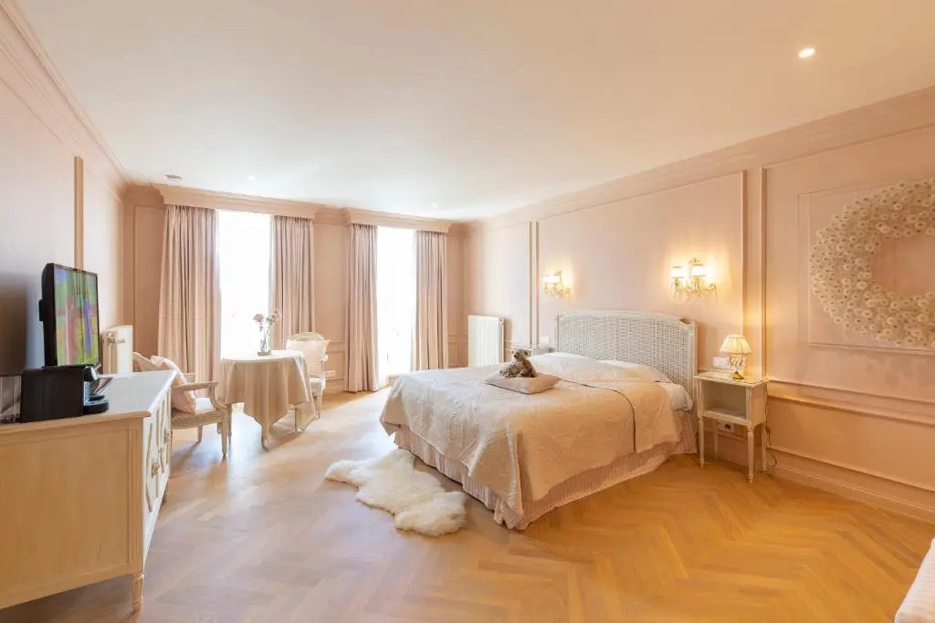 Suite with city view