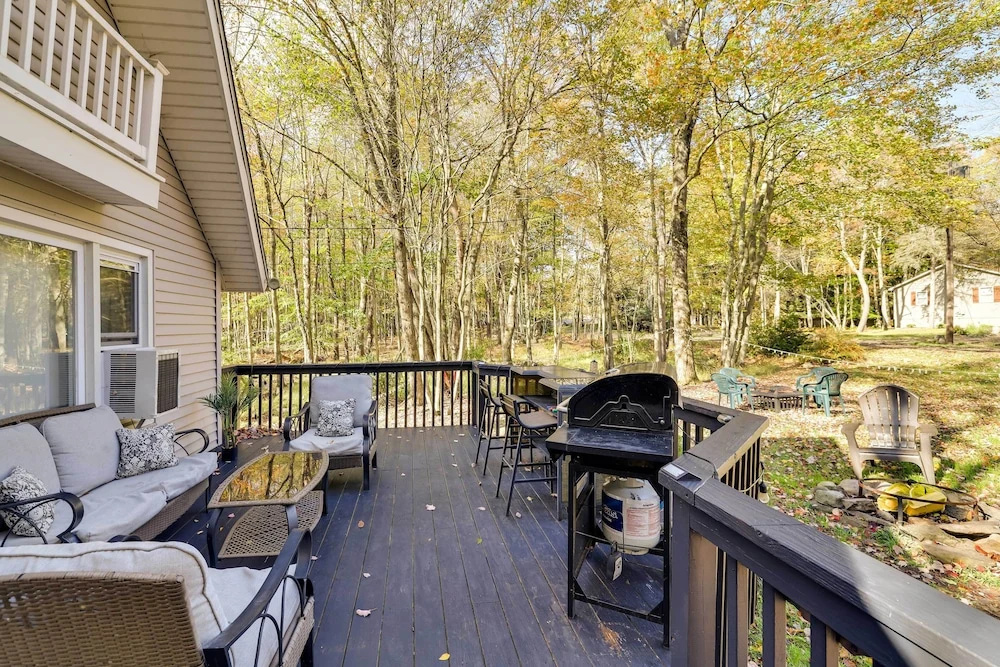 Pet-friendly Cabin in Pocono Lake!