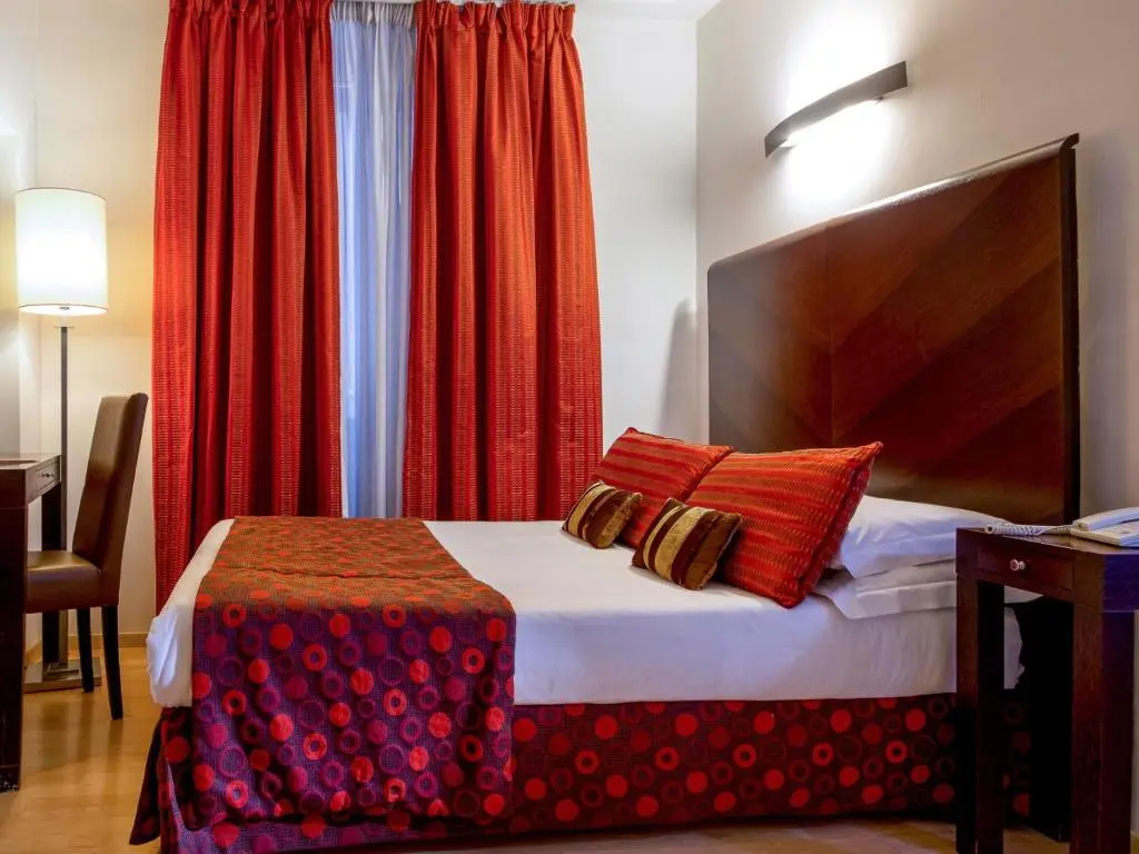 Small Double room (full double bed)