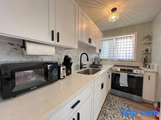 Tranquil Ground Floor Unit Central Honolulu & AC