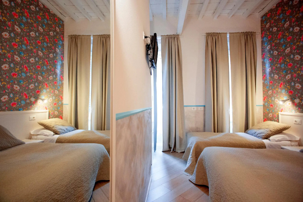 Standard Triple room