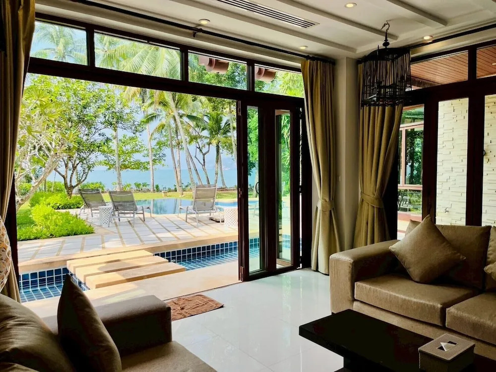 Вилла рядом с пляжем в Amatapura Beach Villa 12