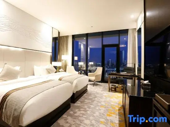 Deluxe Quadruple room with balcony and with city view