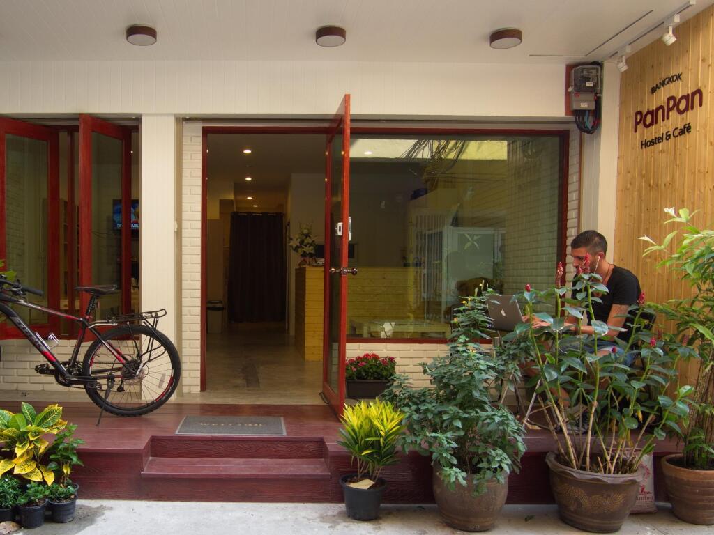 Кровать в общем номере с красивым видом из окна в PanPan Hostel Bangkok