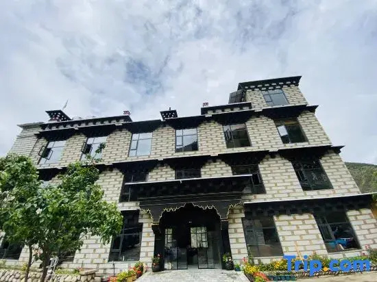 Sanhu Homestay (Shangri-La Town Daocheng Yading Scenic Area)