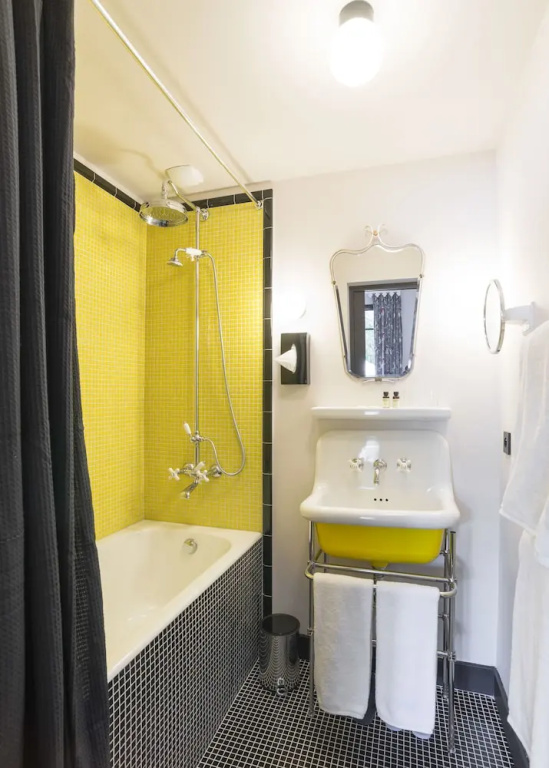 Classic Double room with balcony (full double bed)