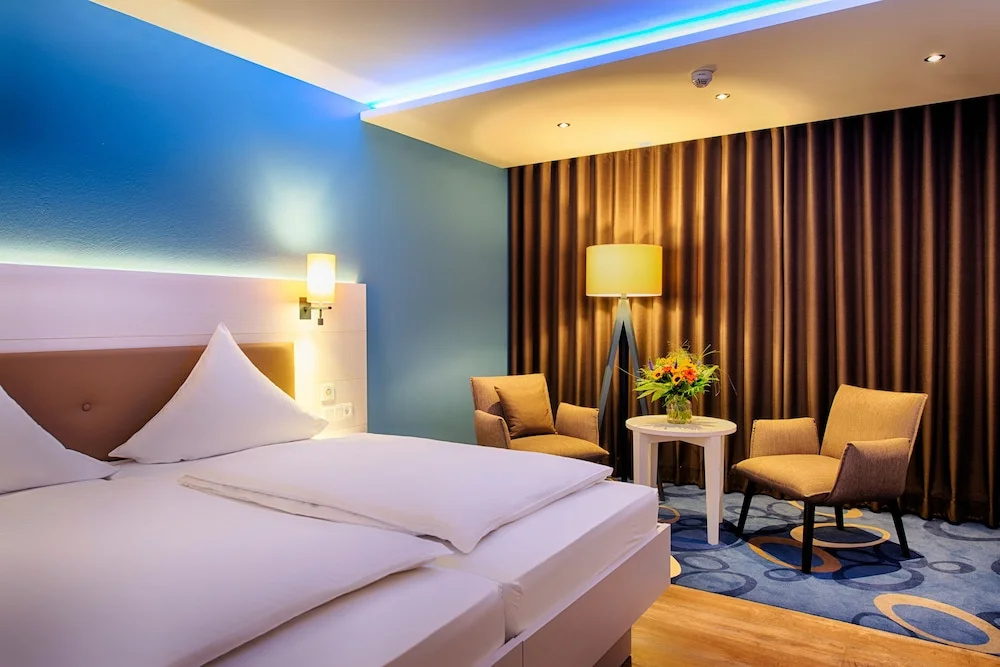 Deluxe Double room with balcony and with lake view (full double bed)