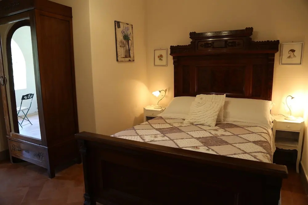 Classic Double room with balcony (full double bed)