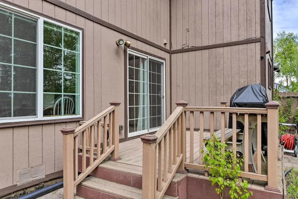 8 Mi to Dtwn Achorage! Home w/ Pet-friendly Yard