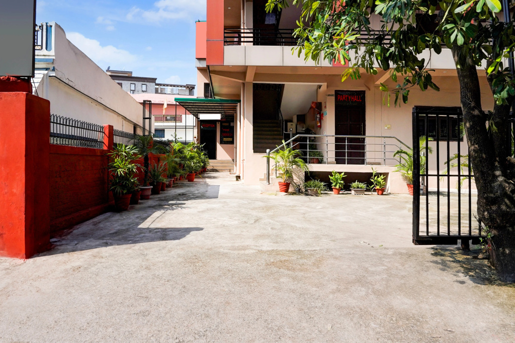 OYO Flagship 4464 MAIRA RESIDENCY