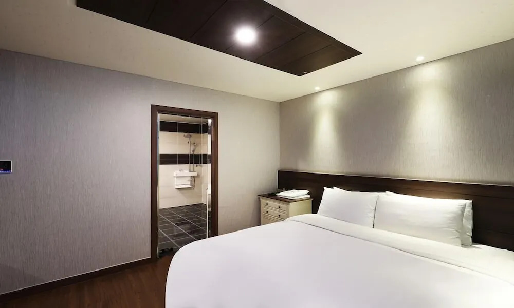 Double Suite full double bed