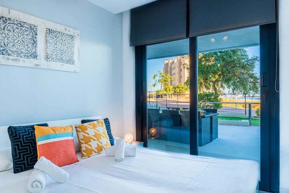 2 Bedrooms Apartment with partial sea view