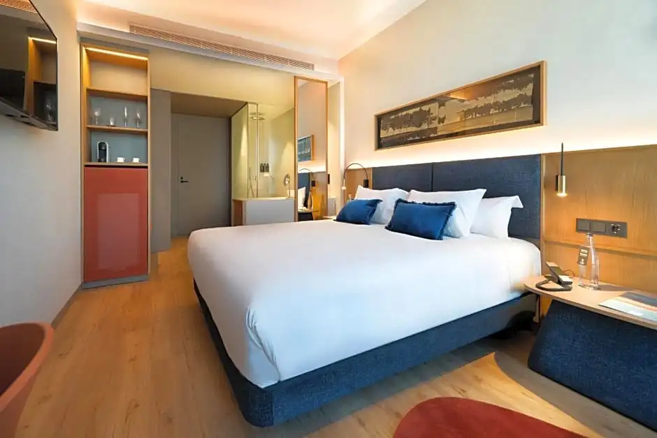 Superior Double room with courtyard view (full double bed)