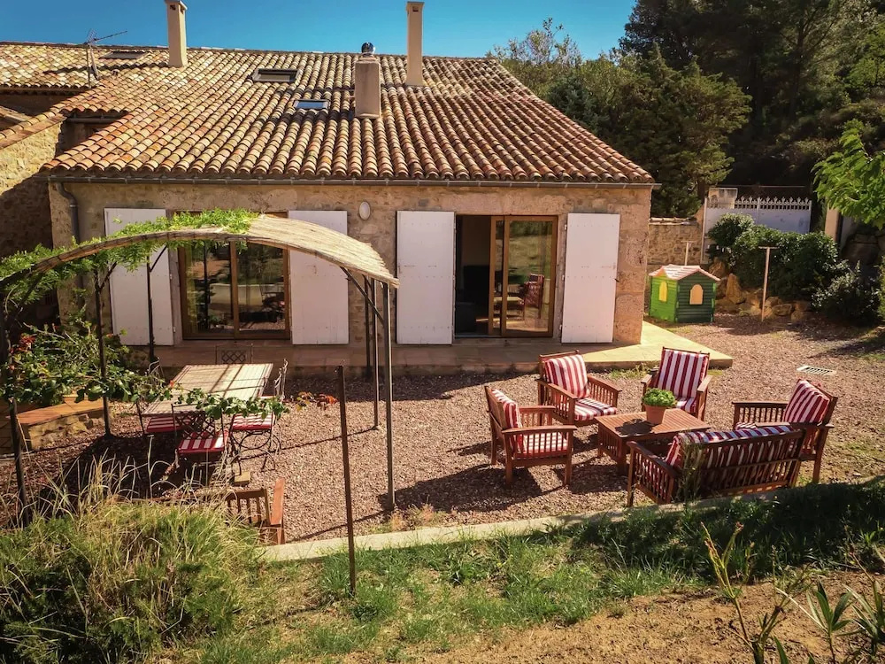 Stylish Villa in Fraissé-Des-Corbières with Swimming Pool