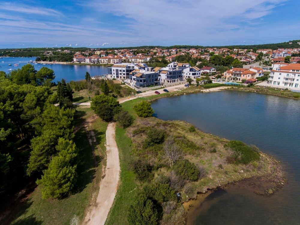 Отель Modern Apartment With Balcony, Garden View in Villa Vizula, фото 13