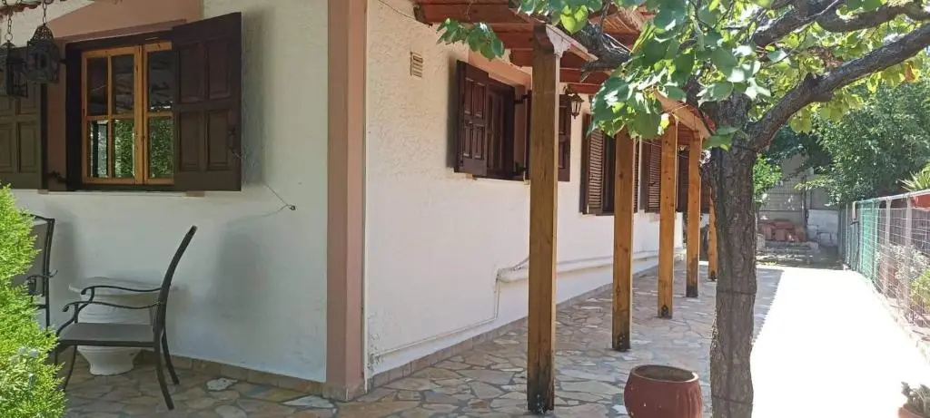 Tota's guest house, 4 min walk to the beach
