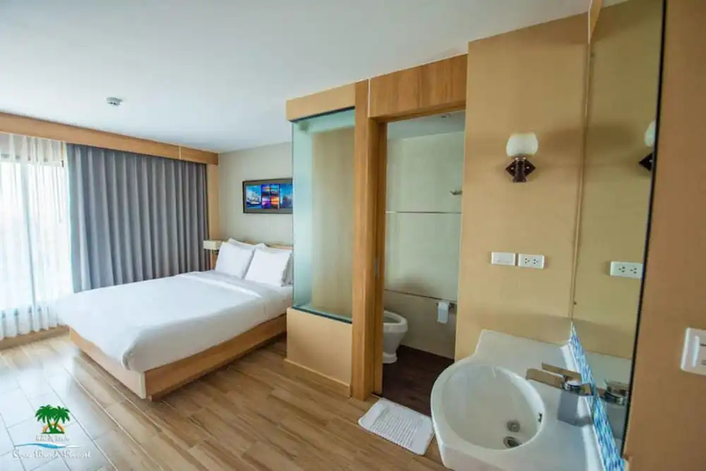 Deluxe room with balcony and with sea view