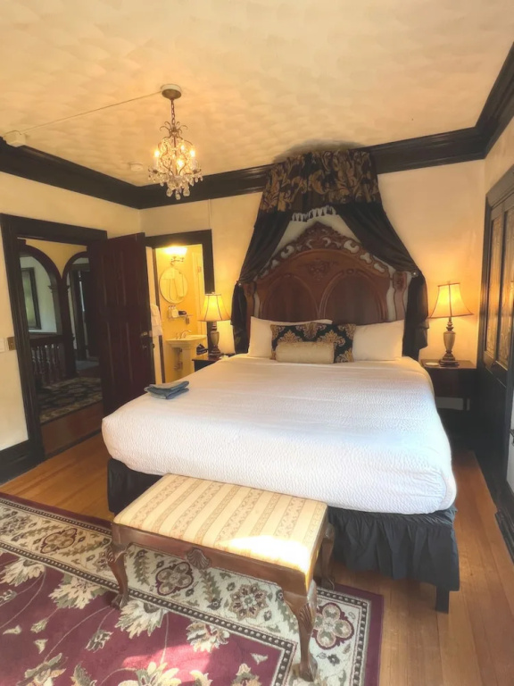 Premium Double Suite with garden view (full double bed)