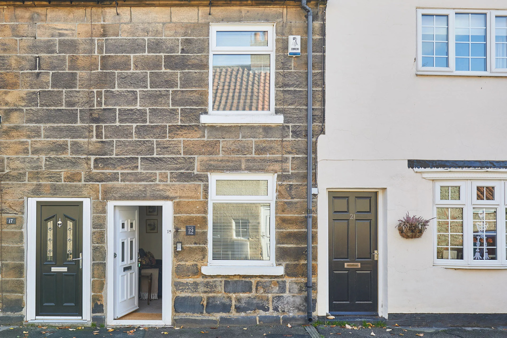 Host Stay Waterlily Cottage