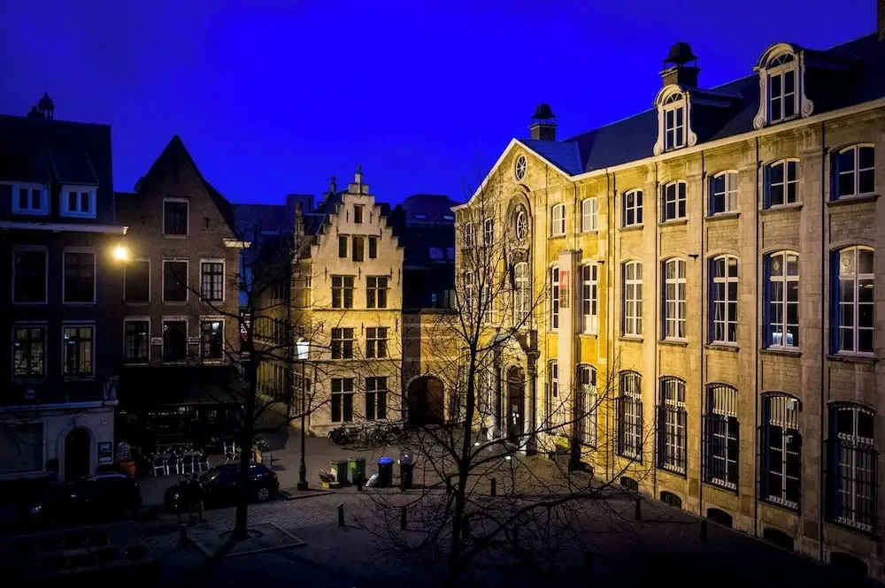 A place - Vrijdagmarkt 1