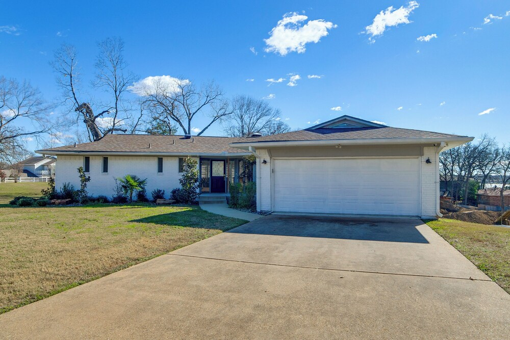 Lakeside Retreat: Large Spacious Home w/ Game Room