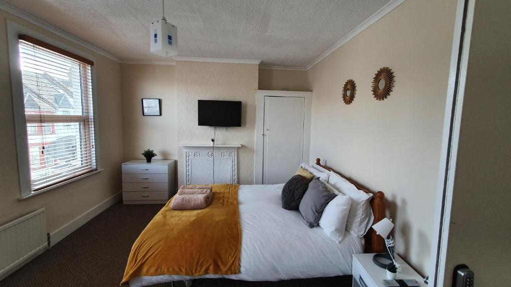 Serene House - Ideal for long and short term stay, free parking,