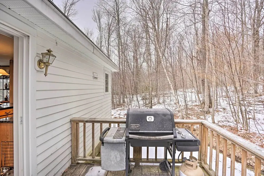 West Dover Getaway w/ Hot Tub: Near Mt Snow!