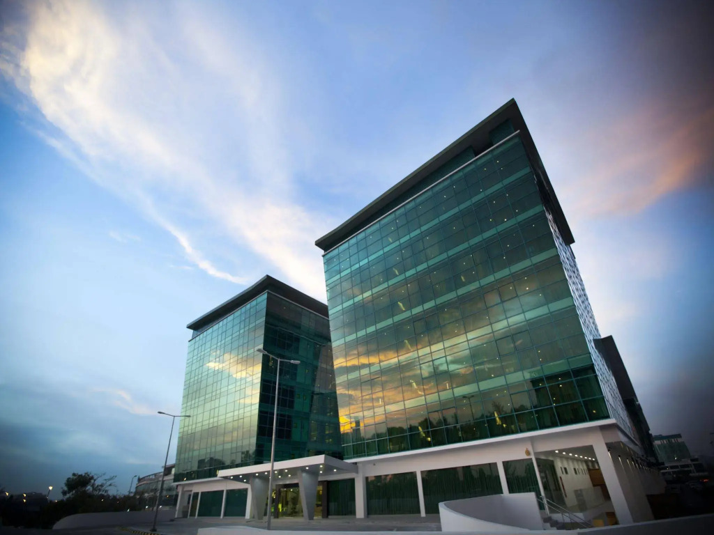 Greens Hotel & Suites — фото