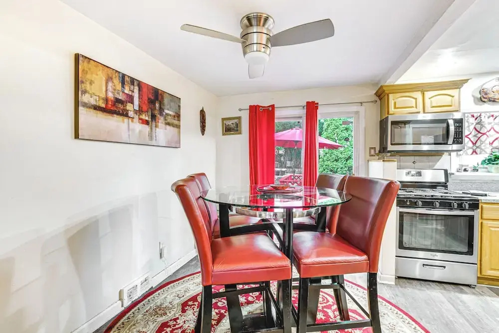 Newark Home w/ Deck & Fire Pit, 16 Mi to Nyc! — фото