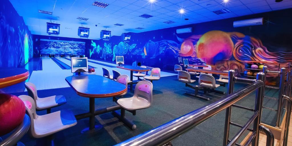 пробег лефортовское кольцо 1984. боулинг кольцо. боулинг золотое ядро. боулинг кольцо. Swing pool toss girl.