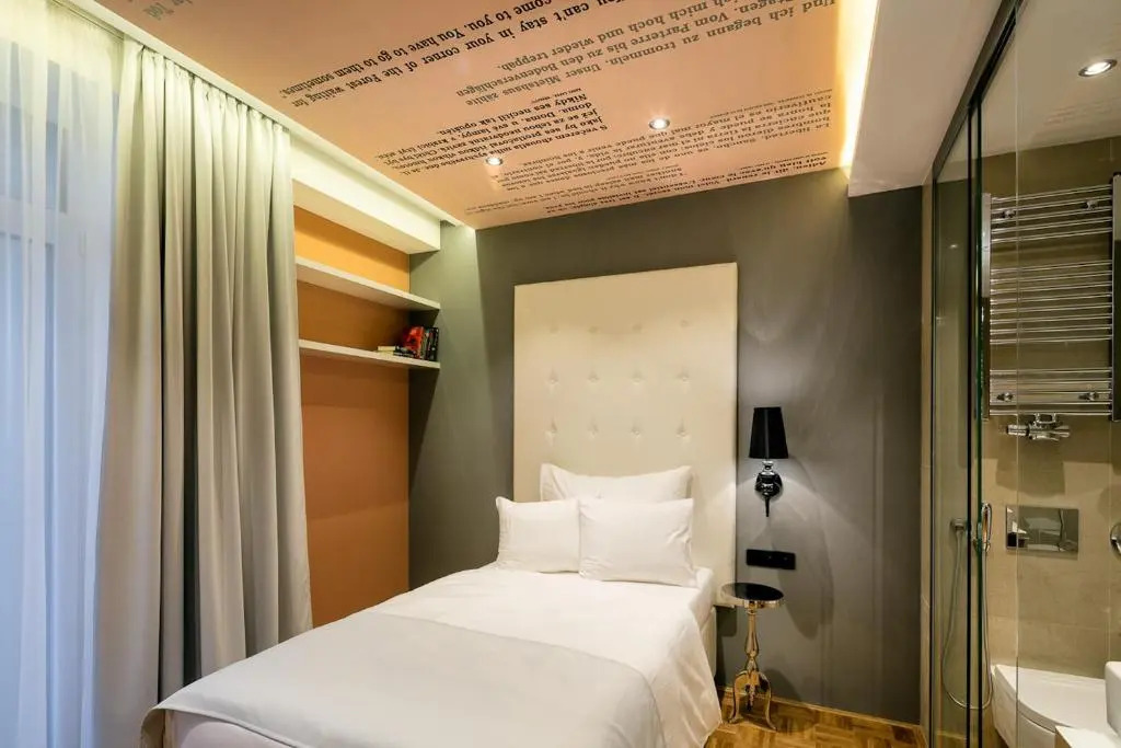 Royal Double room with balcony full double bed