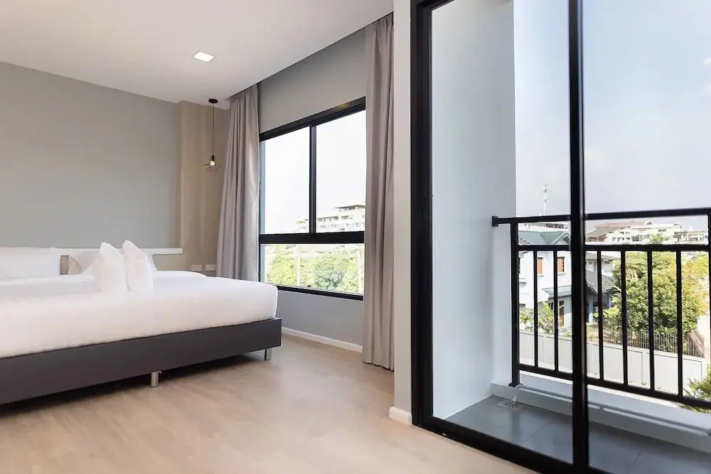 Deluxe Double room with city view (full double bed)