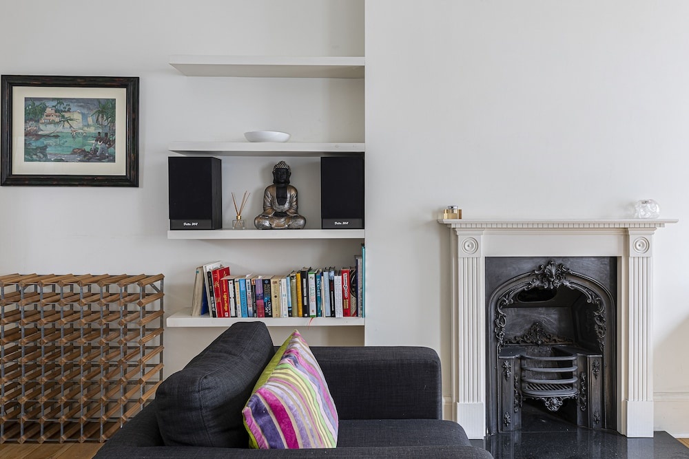 Rustic 2BR apt with balcony in Pimlico near Victoria